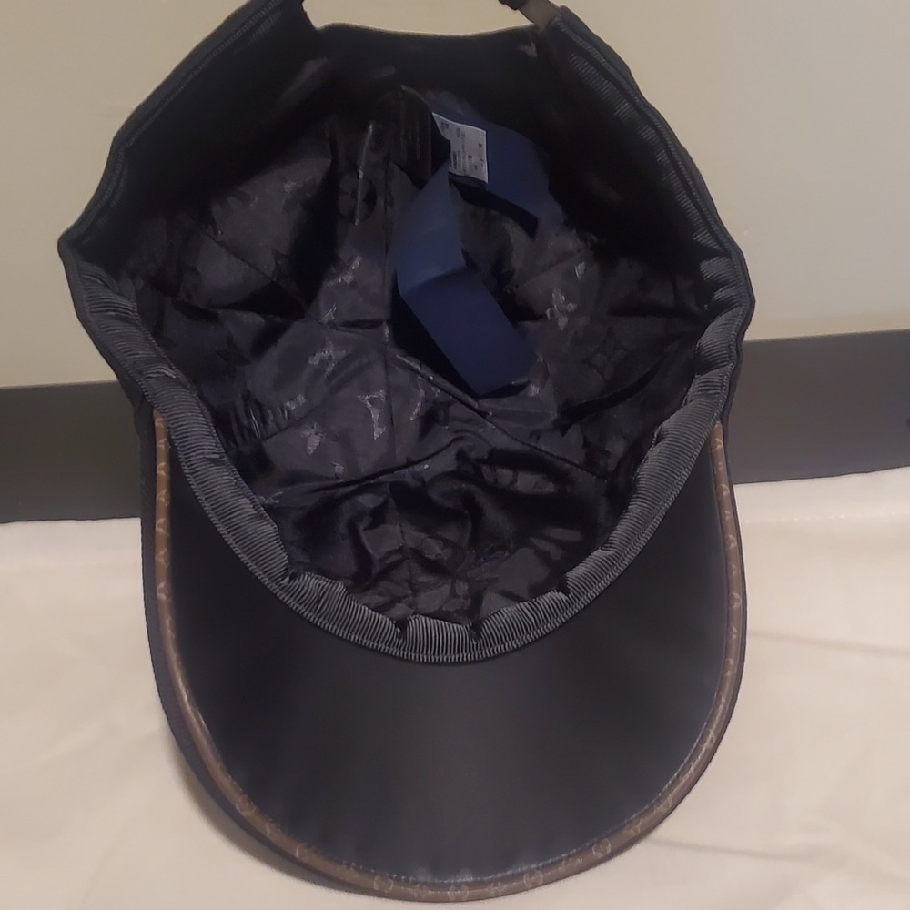 Louis Vuitton Cap - Picture 5 of 9